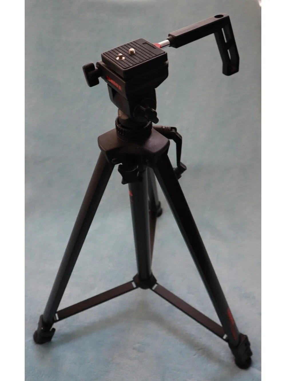 Tundra Video Ultima 66 Tripod Complete. Great Condition. With a pan/tilt head.